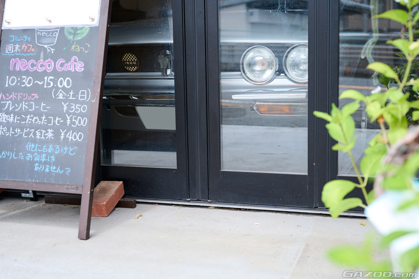 自宅のガレージに収まるいすゞ・117クーペ