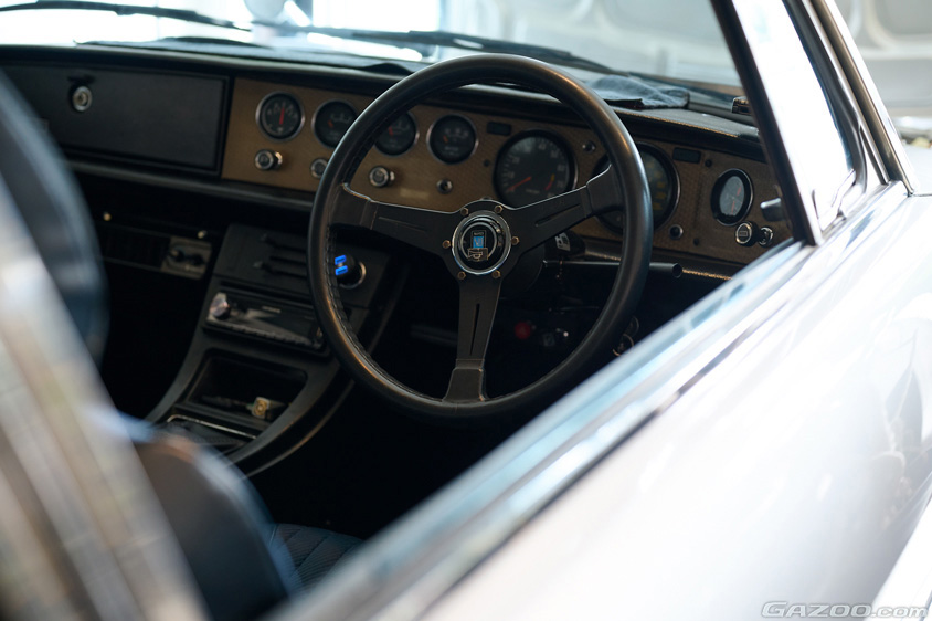 いすゞ・117クーペの運転席