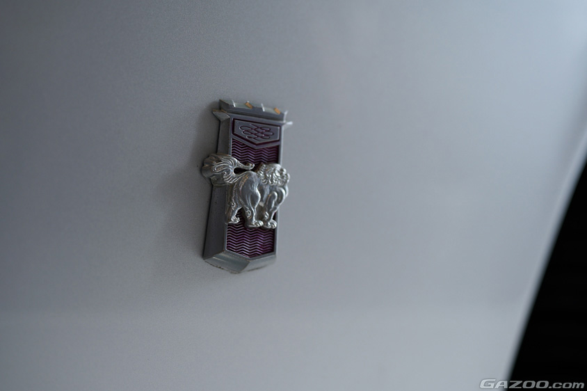 いすゞ・117クーペのサイドのエンブレム