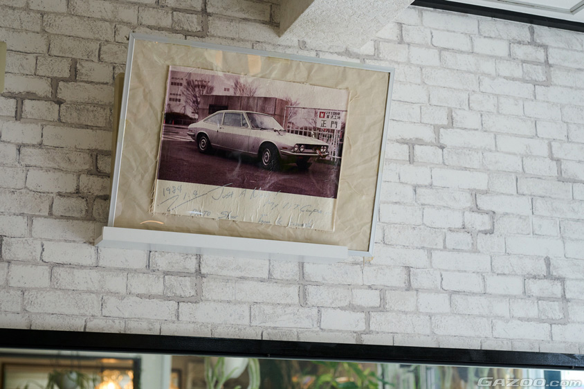 所有10年の記念で藤沢工場に訪れたいすゞ・117クーペ