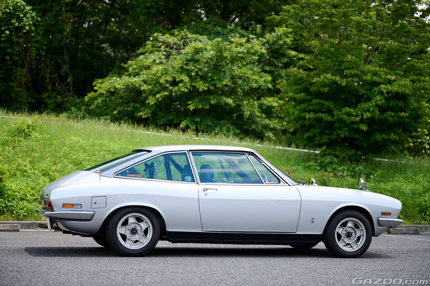 いすゞ・117クーペの美しいラインがわかるサイド写真