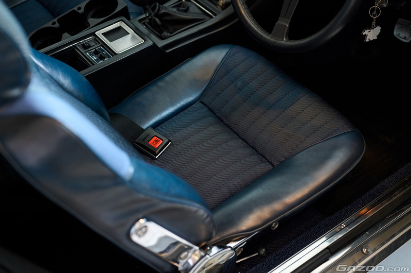 いすゞ・117クーペの運転席のシート