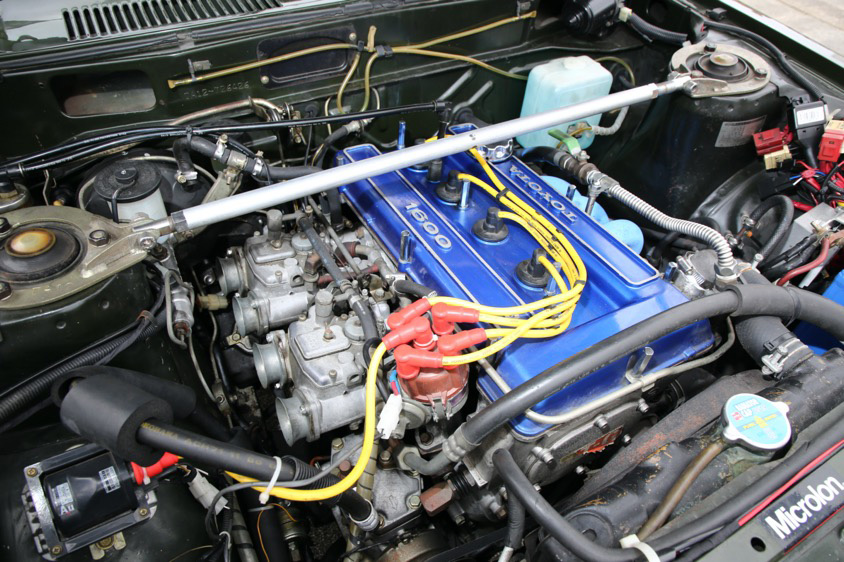 トヨタ・カリーナ1600GTのエンジンルーム