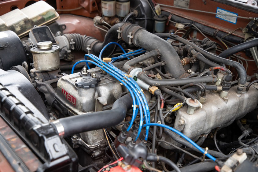 トヨタ・クラウン(MS105)のエンジンルーム