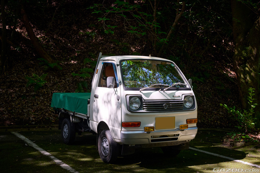 木漏れ日に照らされるダイハツ・ハイゼット360