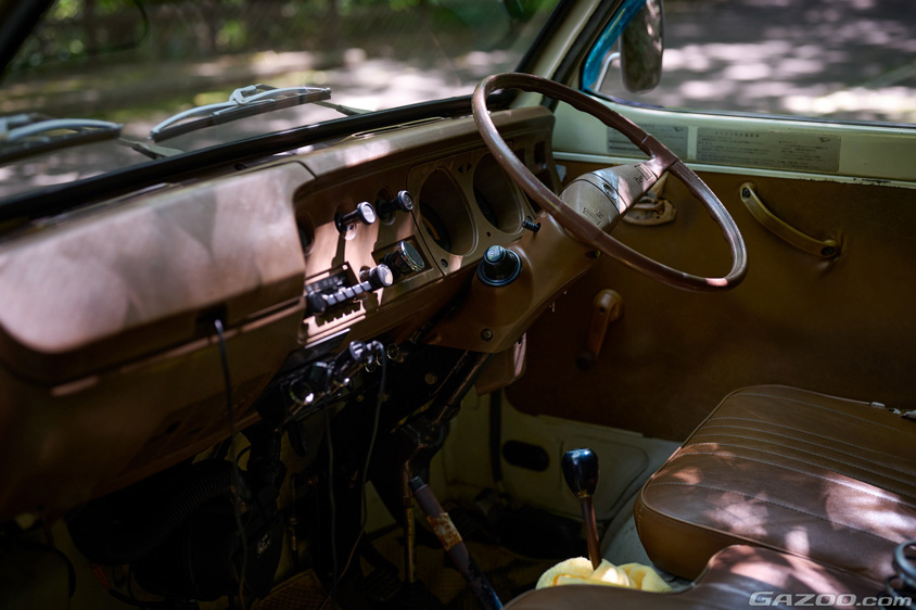 ダイハツ・ハイゼット360の運転席