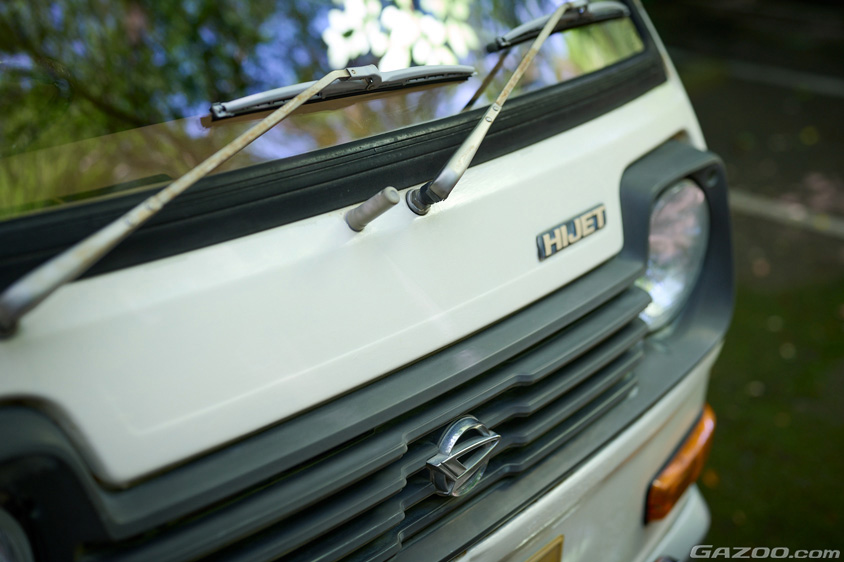 ダイハツ・ハイゼット360のダイハツのエンブレムとワイパー