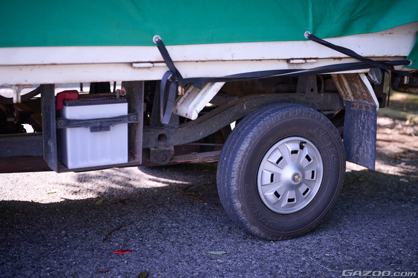 ダイハツ・ハイゼット360のバッテリーと左リヤタイヤ