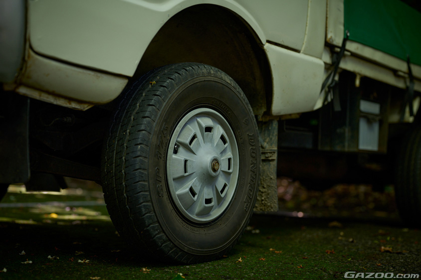 ダイハツ・ハイゼット360の左フロントタイヤ