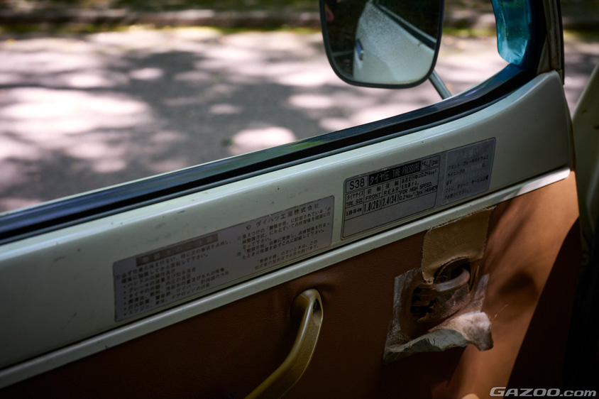 ダイハツ・ハイゼット360のドアに貼られた説明書き