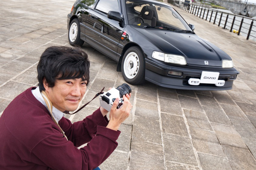 ホンダ・CR-Xとカメラをもつオーナーの伊藤さん
