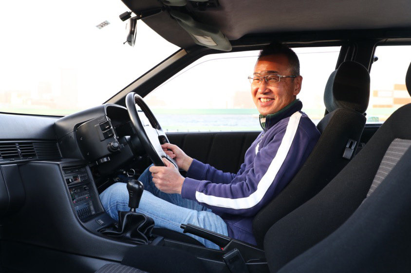 いすゞ・ピアッツァ イルムシャーの運転席でほほ笑む清田さん