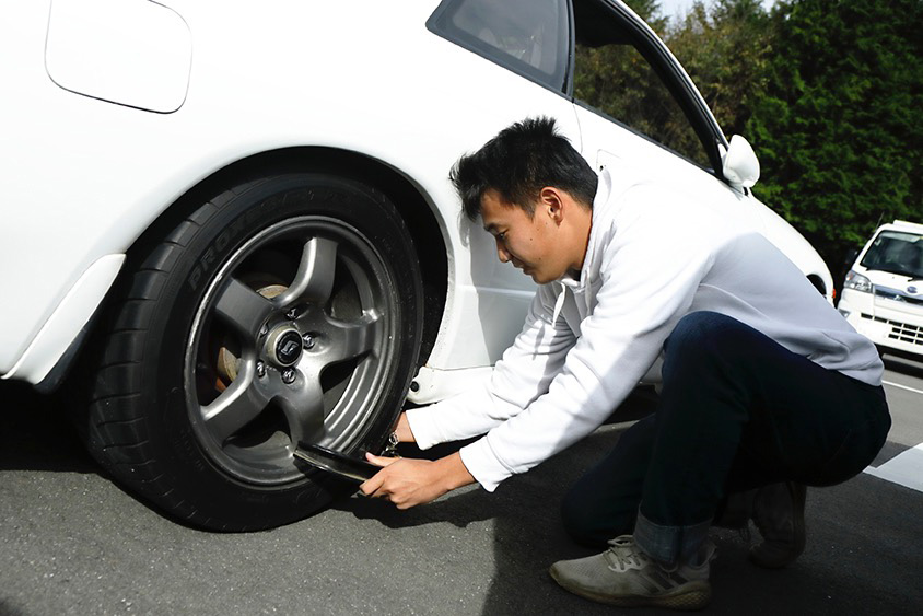 イベント会場でも盗難防止のタイヤ ハンドルロックをするワケとは 22才のオーナーがgt Rを所有する苦労と覚悟 トヨタ自動車のクルマ 情報サイト Gazoo