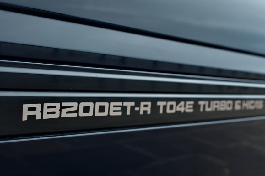 日産・スカイラインGTS-RのRB20DET-RエンジンとTO4Eタービンのロゴ