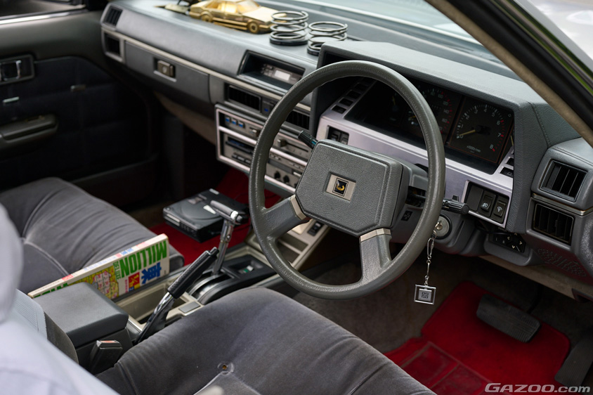 日産・ローレル 2000E メダリストの運転席