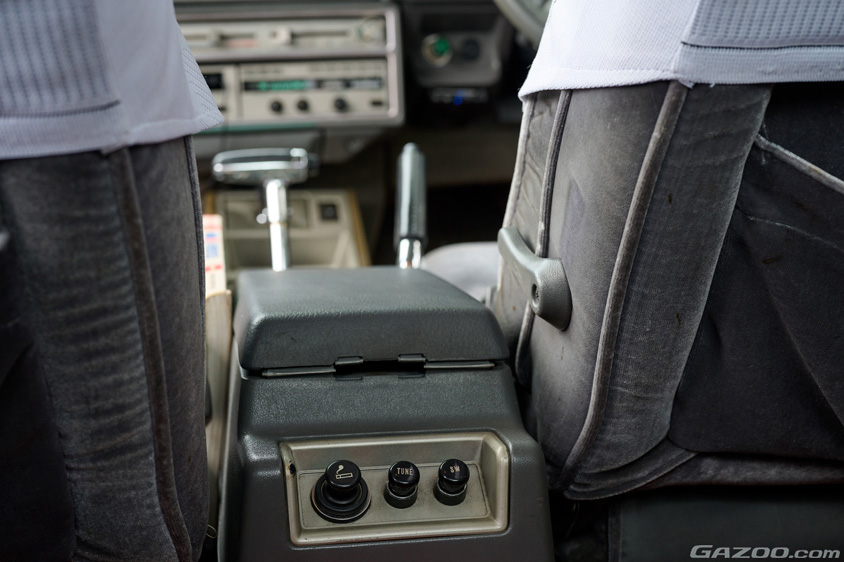 日産・ローレル 2000E メダリストのセンターコンソール