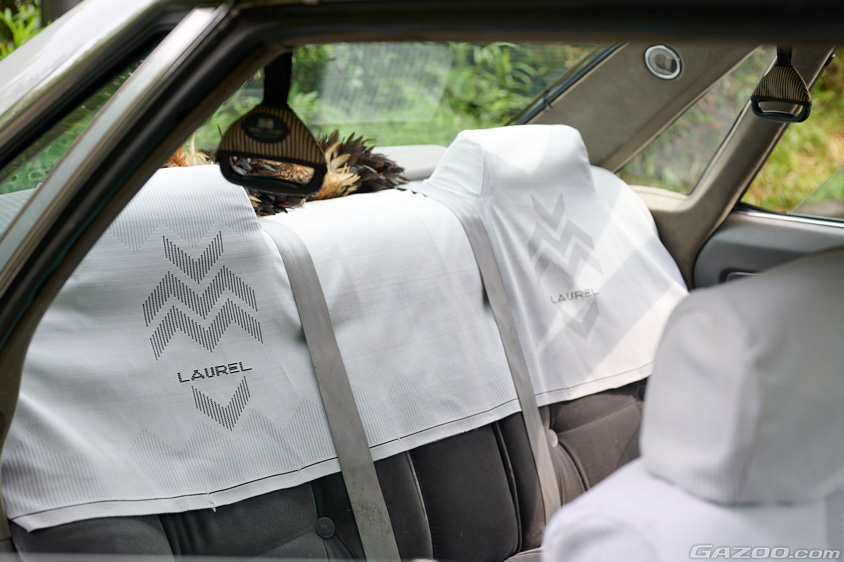 日産・ローレル 2000E メダリストのハーフカバーがかかった後席