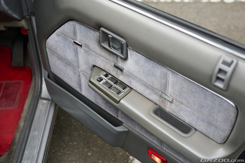 日産・ローレル 2000E メダリストのドアの内張