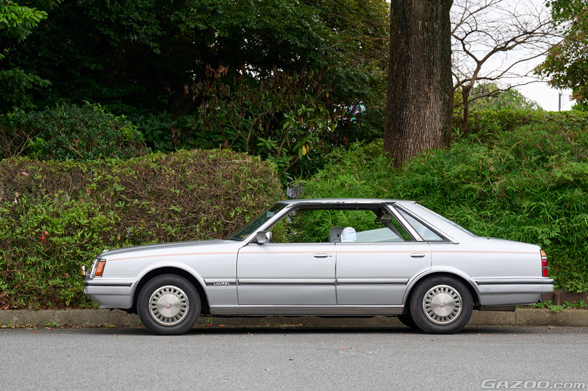 日産・ローレル 2000E メダリストの左サイド