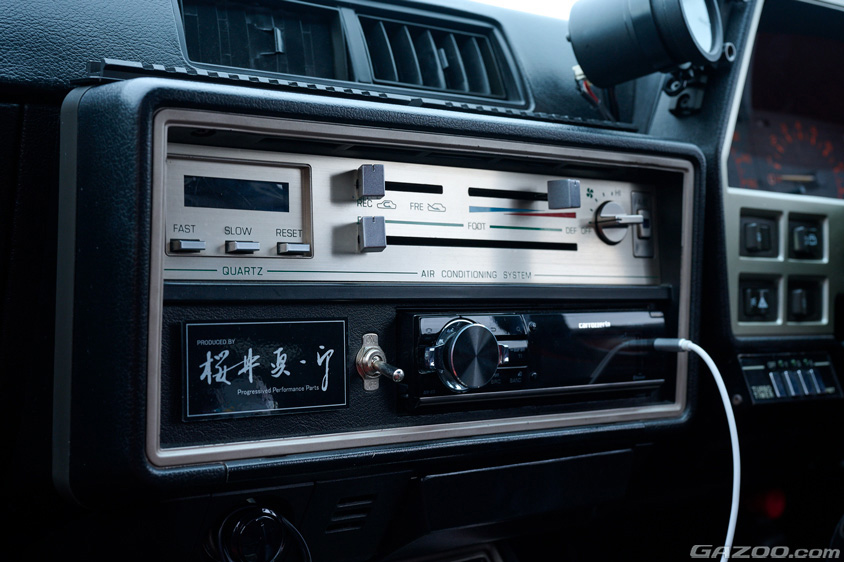 日産・スカイライン2000RSターボのオーディオと桜井眞一郎氏のサイン