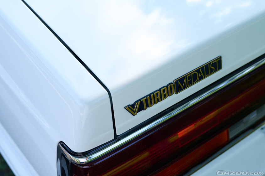 日産・ローレルV20ターボメダリスト(C32型)のリヤのエンブレム