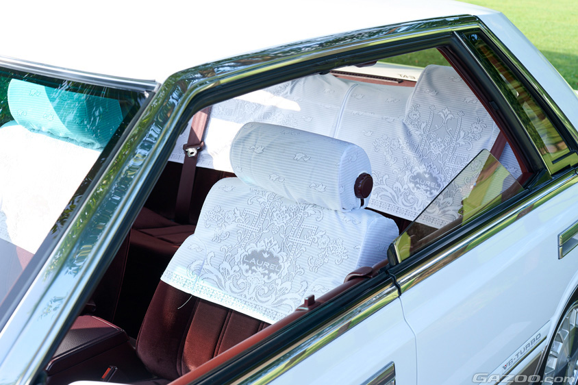 日産・ローレルV20ターボメダリスト(C32型)のピラーレスのサイドウインドウ