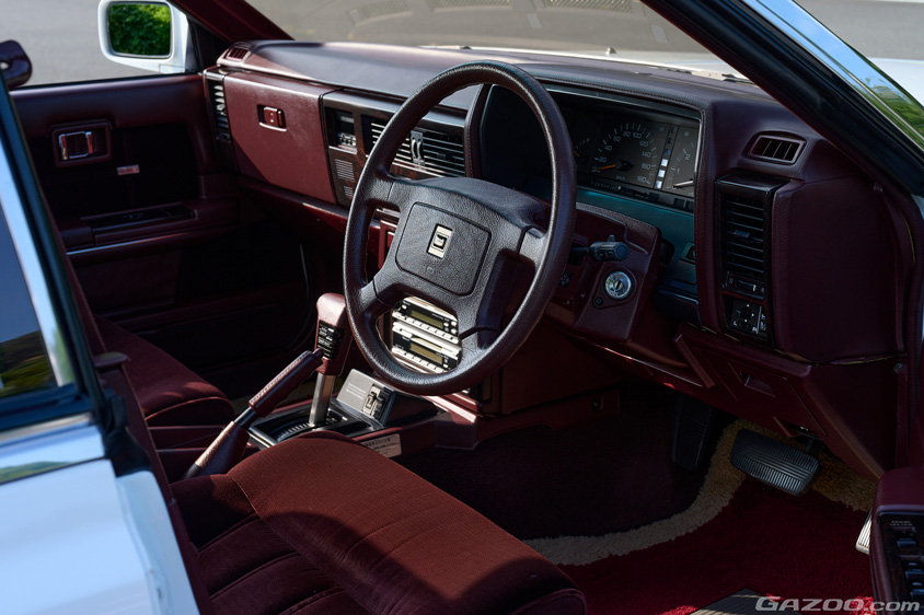 日産・ローレルV20ターボメダリスト(C32型)の運転席