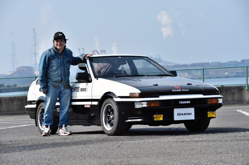 トヨタ・スプリンタートレノ（AE86）の横に立つオーナーの圭さん