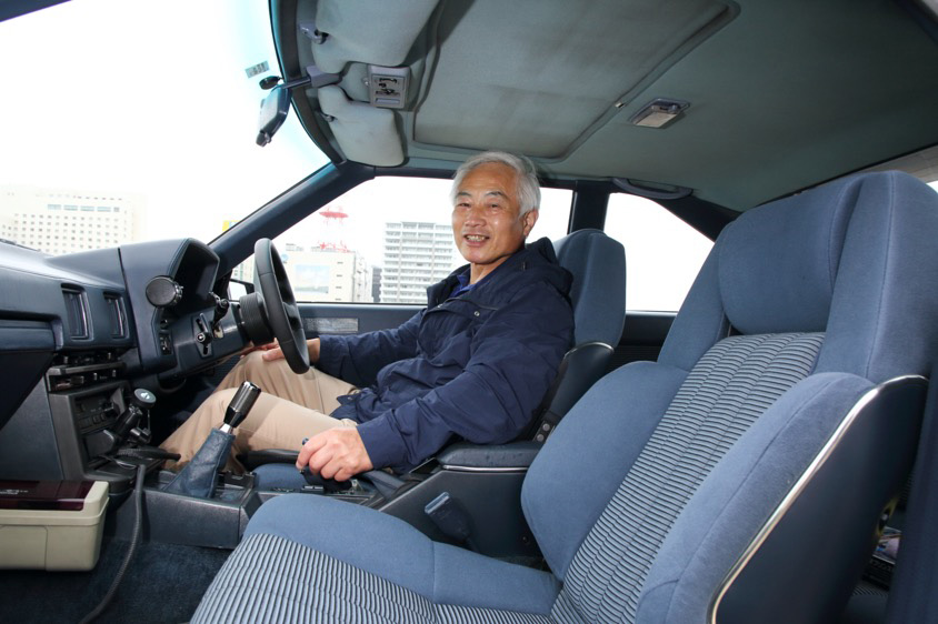 トヨタ・セリカXX 2000GT（ツインカム24）の運転席に座るフェニックスさん