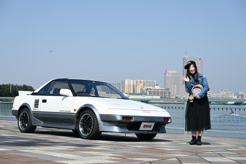 トヨタ・MR2（AW11型）とオーナーのあけみこさん