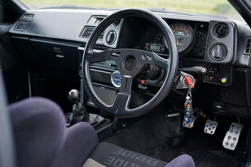 トヨタ・カローラレビン（AE86）の運転席