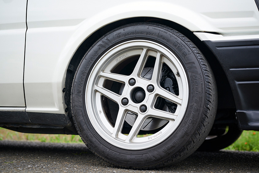 トヨタ・カローラレビン（AE86）の左リアホイール