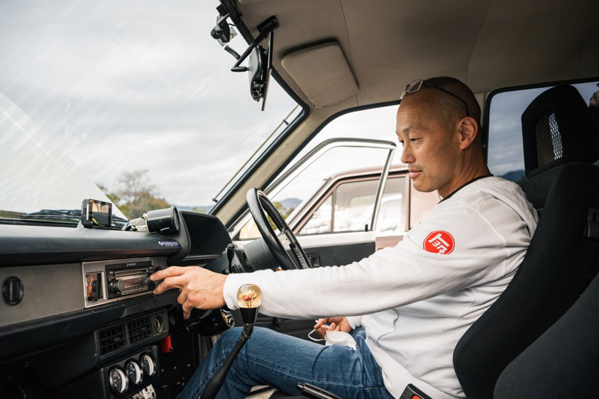 トヨタ・スターレットバン（KP61V）の運転席に座る間芝さん
