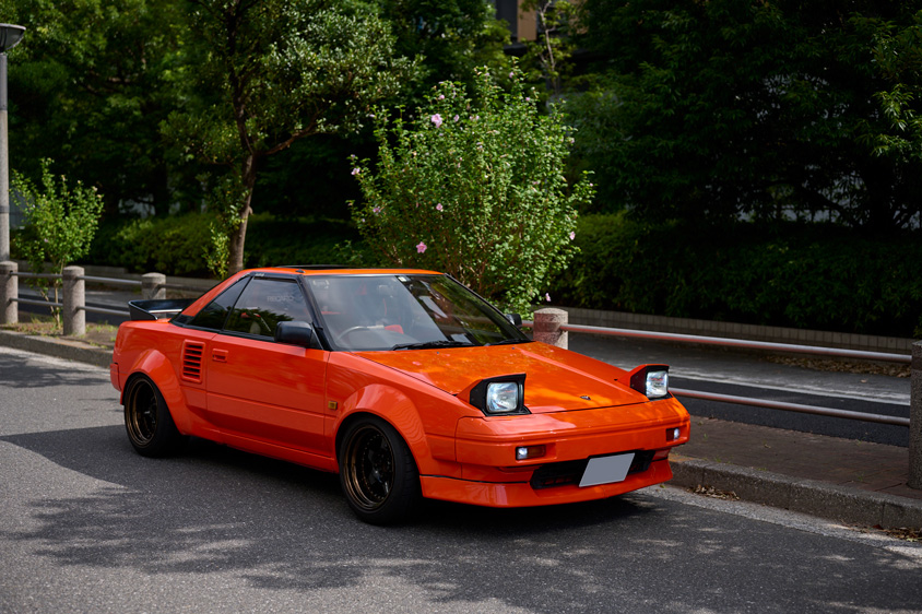 トヨタ・MR2（AW11）のリトラを開けた右フロントビュー
