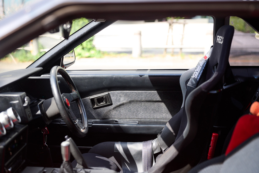 トヨタ・MR2（AW11）の横からの運転席