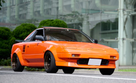 3ナンバーワイドボディ仕様の1985年式トヨタ MR2 Gリミテッド改（AW11型）に選ばれし、25歳のオーナー