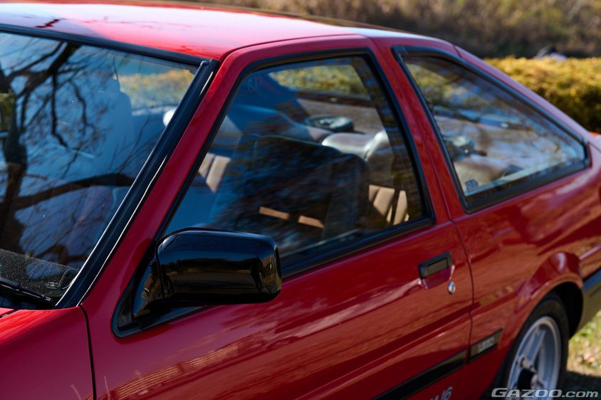 トヨタ・カローラレビン（AE86/ハチロク）の左サイド