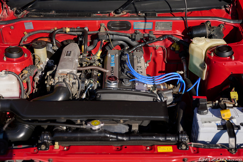 トヨタ・カローラレビン（AE86/ハチロク）のエンジンルーム