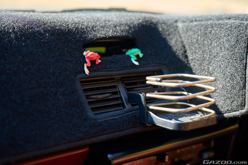 トヨタ・カローラレビン（AE86/ハチロク）のカバーをかけられたダッシュボード