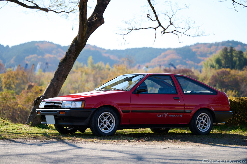 トヨタ・カローラレビン（AE86/ハチロク）のサイドビュー