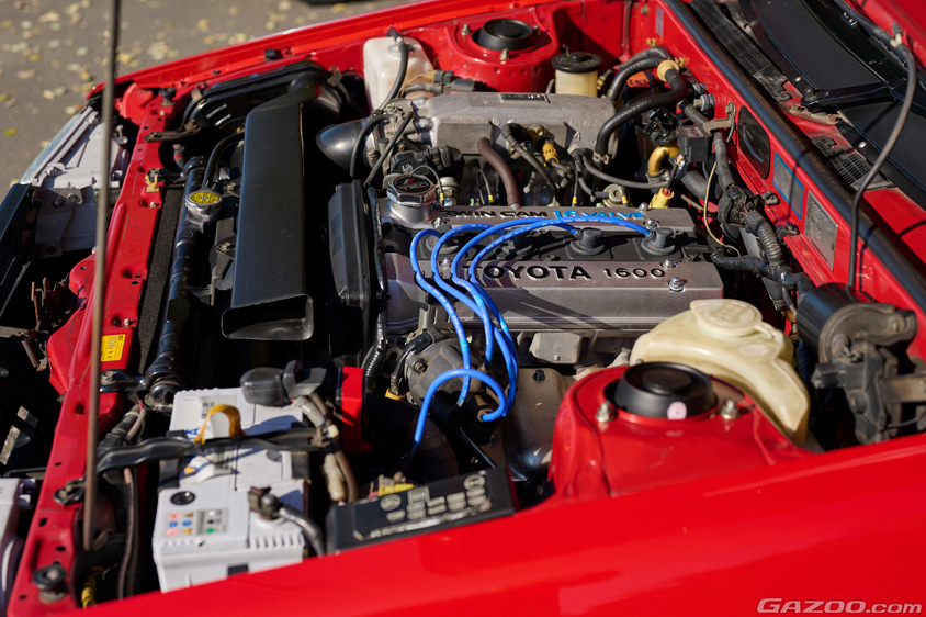 トヨタ・カローラレビン（AE86/ハチロク）のエンジンルーム