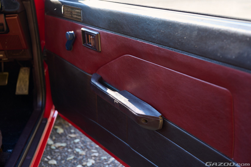 トヨタ・カローラレビン（AE86/ハチロク）の運転席のドアの内張り