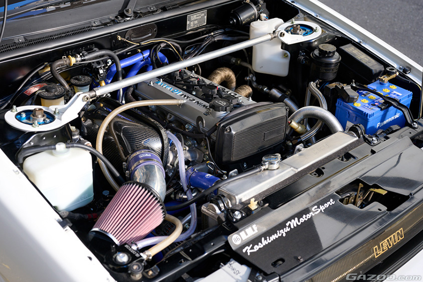 トヨタ・カローラレビン（AE86）のエンジンルーム