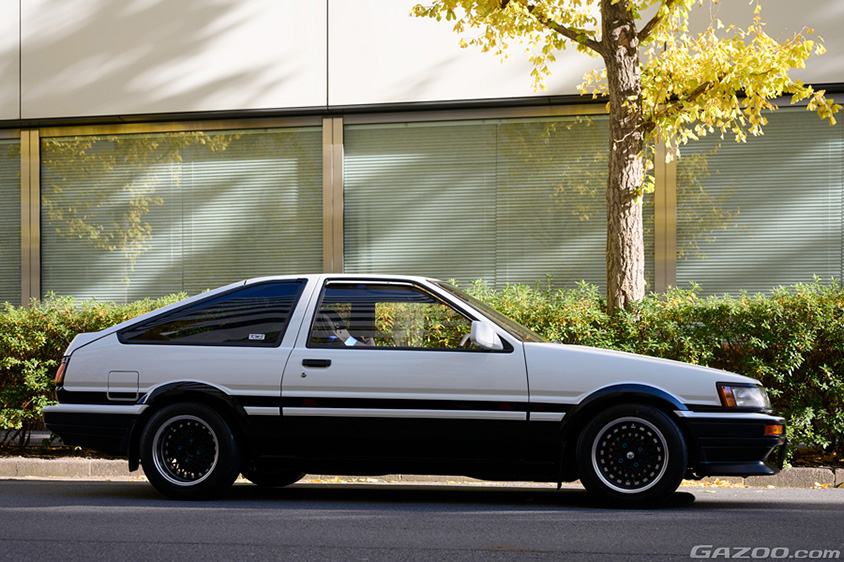 トヨタ・カローラレビン（AE86）の右サイド