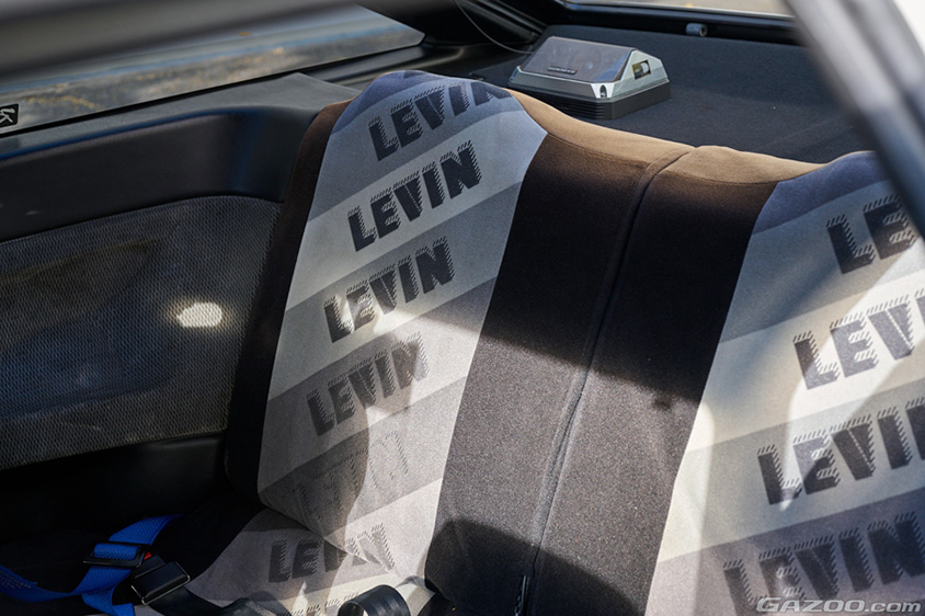 トヨタ・カローラレビン（AE86）の後席