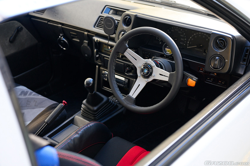 トヨタ・カローラレビン（AE86）の運転席