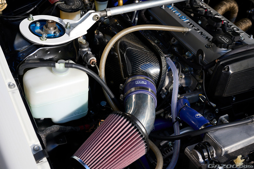 トヨタ・カローラレビン（AE86）のエンジンルーム