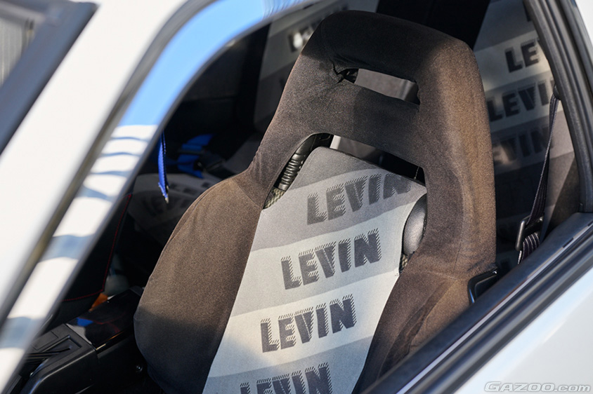 トヨタ・カローラレビン（AE86）の助手席