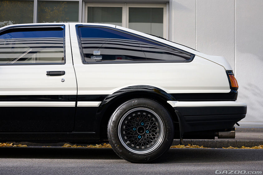 トヨタ・カローラレビン（AE86）の左サイド