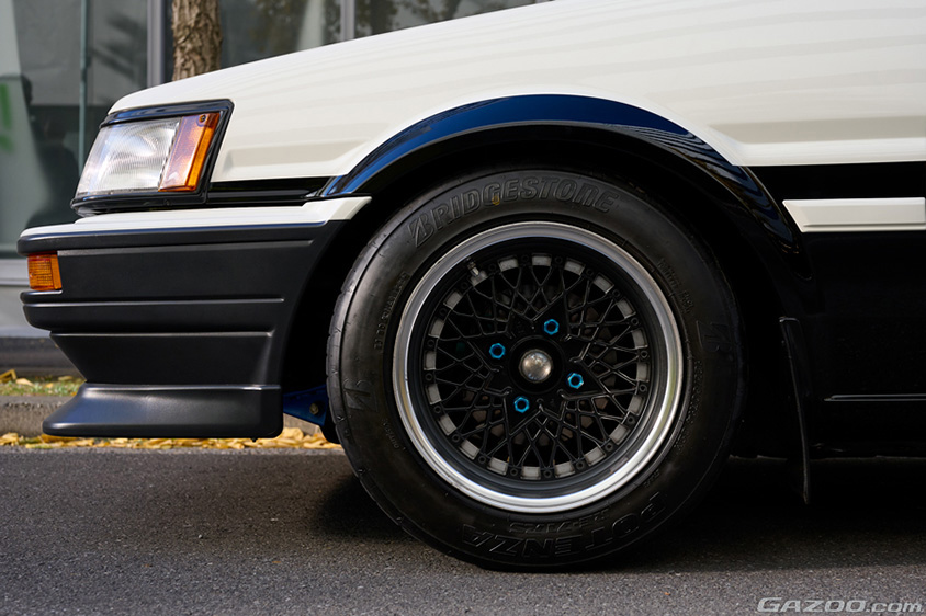 トヨタ・カローラレビン（AE86）の左フロントタイヤ